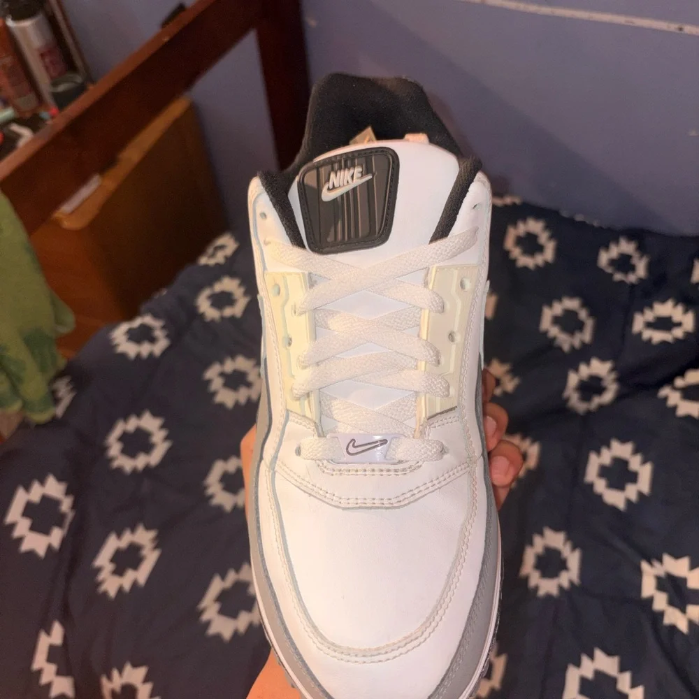 Nike Men’s White and Gray Athletic Sneakers - Picture 3 of 6